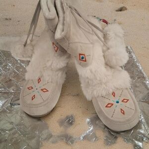 Airwalk Cream Embroidered Winter Boots